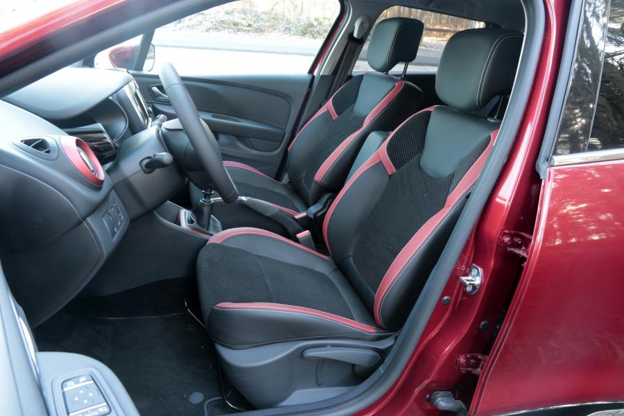 Интерьер Renault Clio Estate 2016 года  (фото 14 из 16)
